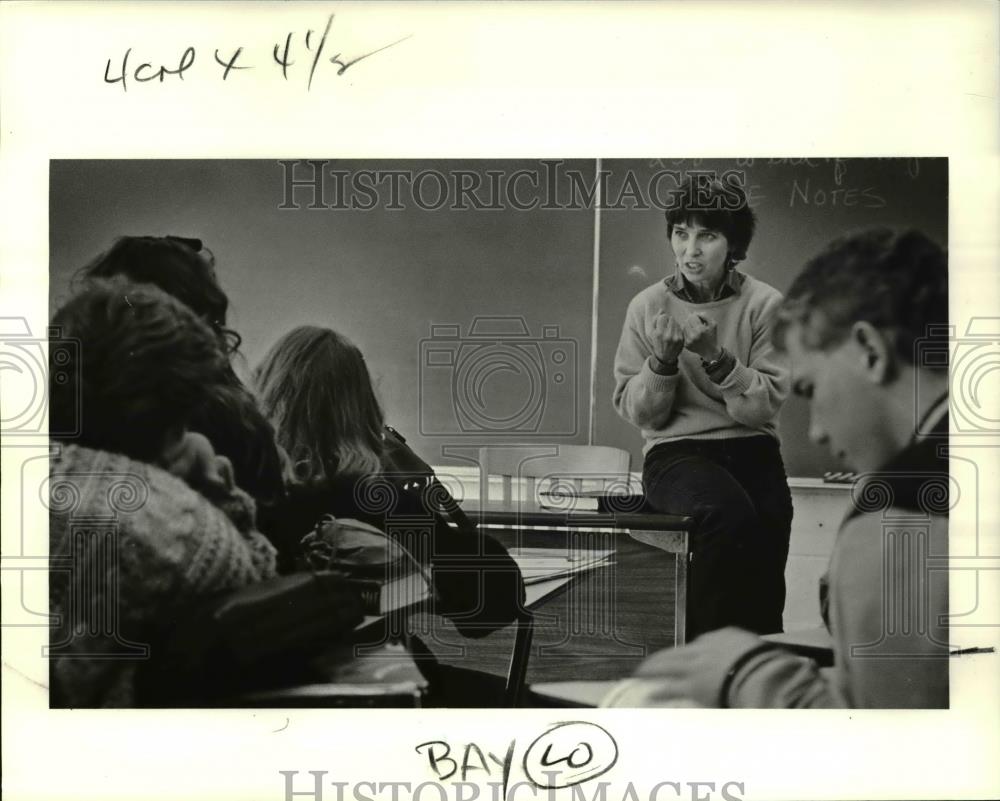 1987 Press Photo Norma Fox Mazer holds creative writing class at Bay High School - Historic Images