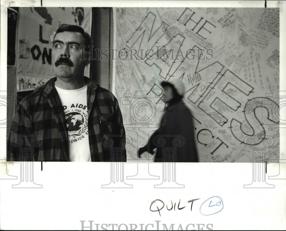 1988 Press Photo Dale Melsness with names project quilt at the Justice Center - Historic Images