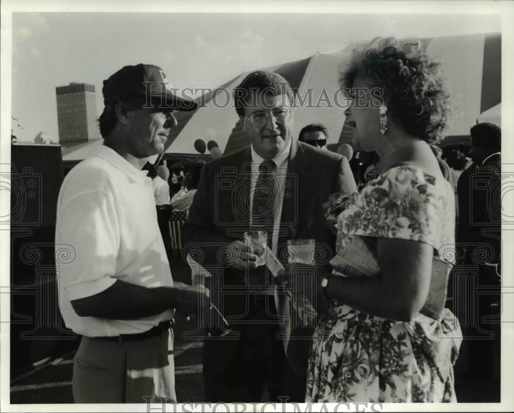 1991 Press Photo Rick Mears w/ Norman &amp; Sandy Klopp at Achievement Center - Historic Images