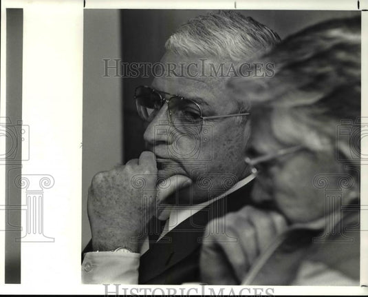 1989 Press Photo Art Model & Bud Carson talk about Macks prison sentence - Historic Images