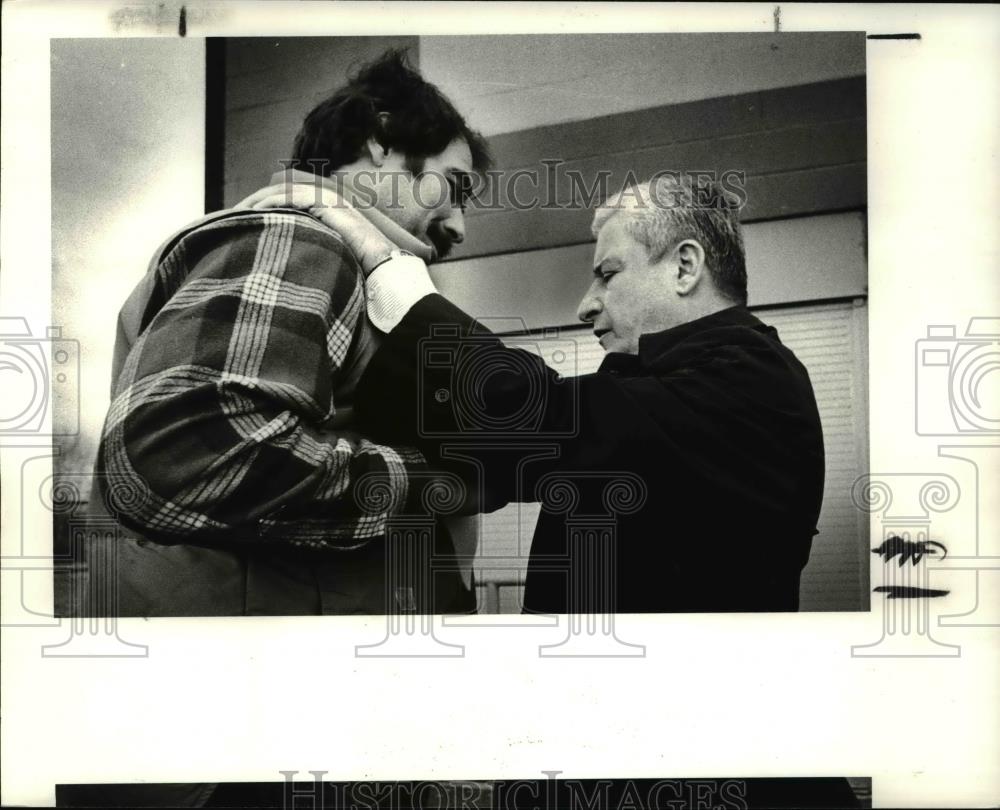 1982 Press Photo Doug Dieken and Art Modell speak during the Browns meeting - Historic Images