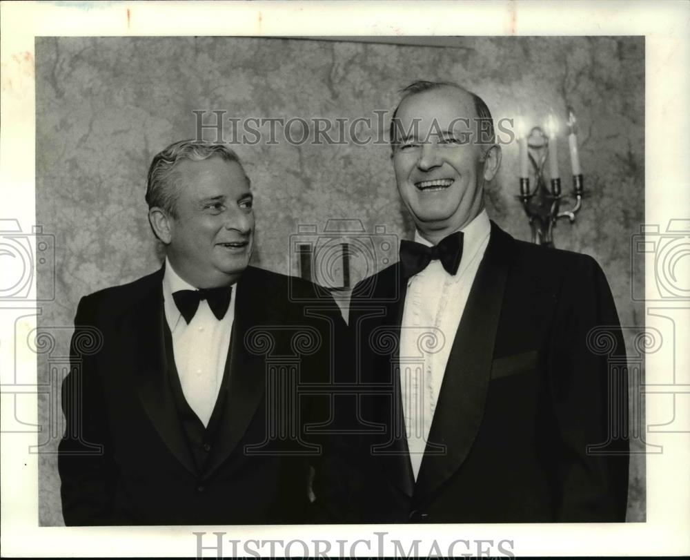 1981 Press Photo Art Modell smiles with Rubin Mettler during a cocktail party - Historic Images