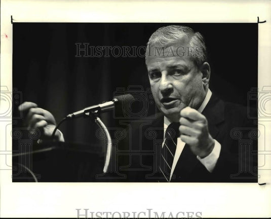 1987 Press Photo Art Modell talks about the Browns inter circle - cva33501 - Historic Images