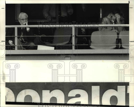 1990 Press Photo Art Modell, Jim Baily, chagrin at Browns loss to Miami - Historic Images