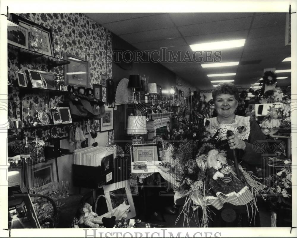 1991 Press Photo Carolyn Mizisin displays craft items at the Original Straw - Historic Images