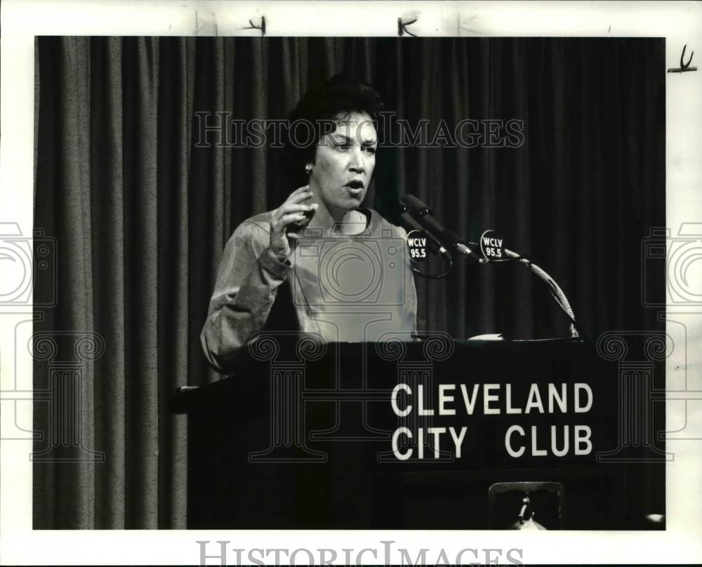 1986 Press Photo Marilyn Mason, new Cleveland Library head, speaks at club forum - Historic Images