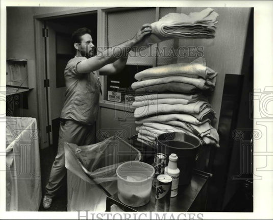 1989 Press Photo Robert Masek works for 14 hour shift at Metro Health center - Historic Images