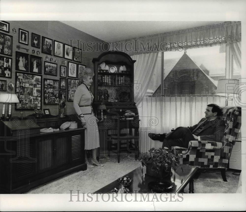 1979 Press Photo Joseph McMurray at McMurray suite, Holiday Inn, E 22nd &amp; Euclid - Historic Images