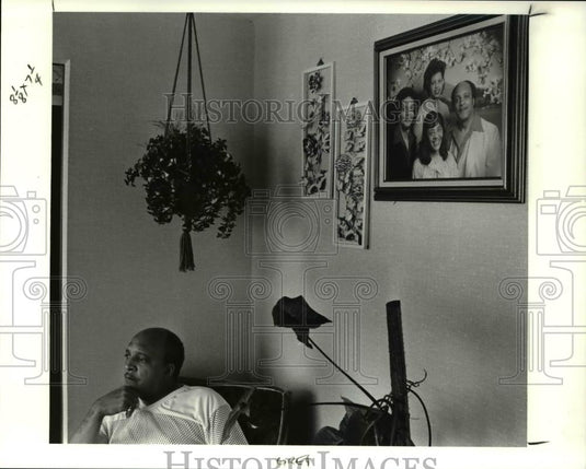 1991 Press Photo Sam Mack in the living room of his Oakwood Village home - Historic Images