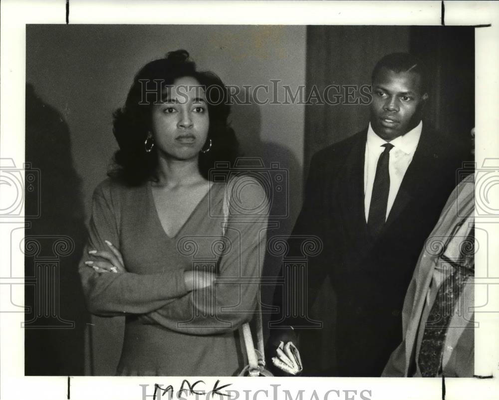 1989 Press Photo Ava Mack leads the way into court followed by Kevin Mack - Historic Images