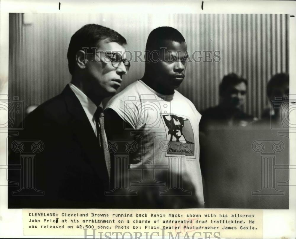 1989 Press Photo Browns Kevin Mack with Atty. John Pyle at his arraignment - Historic Images