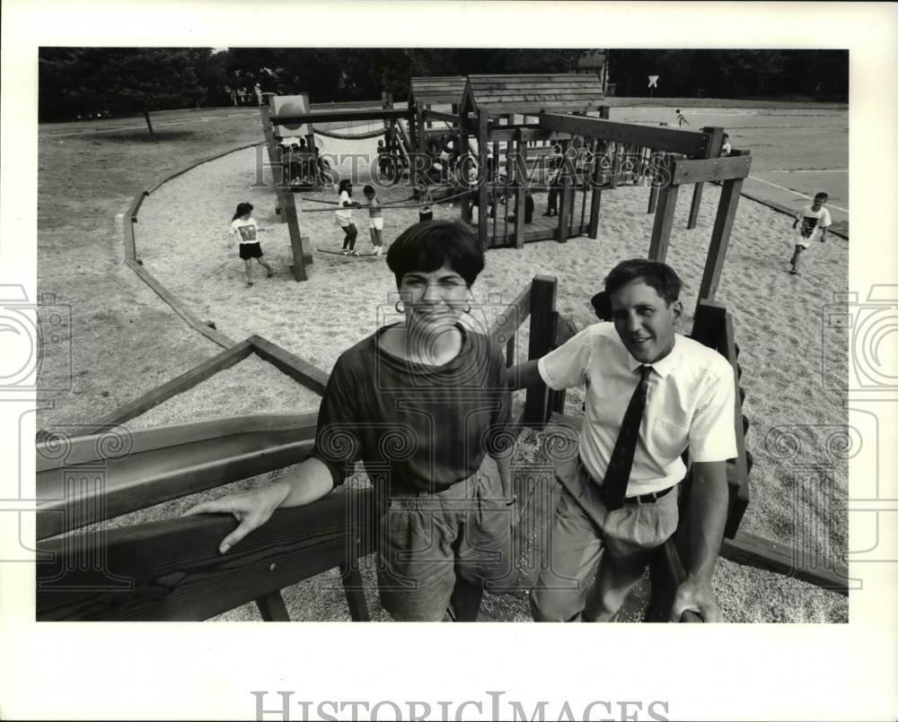 1991 Press Photo Caryl Eyre &amp; Jim McKnight at Fairfax School playground - Historic Images