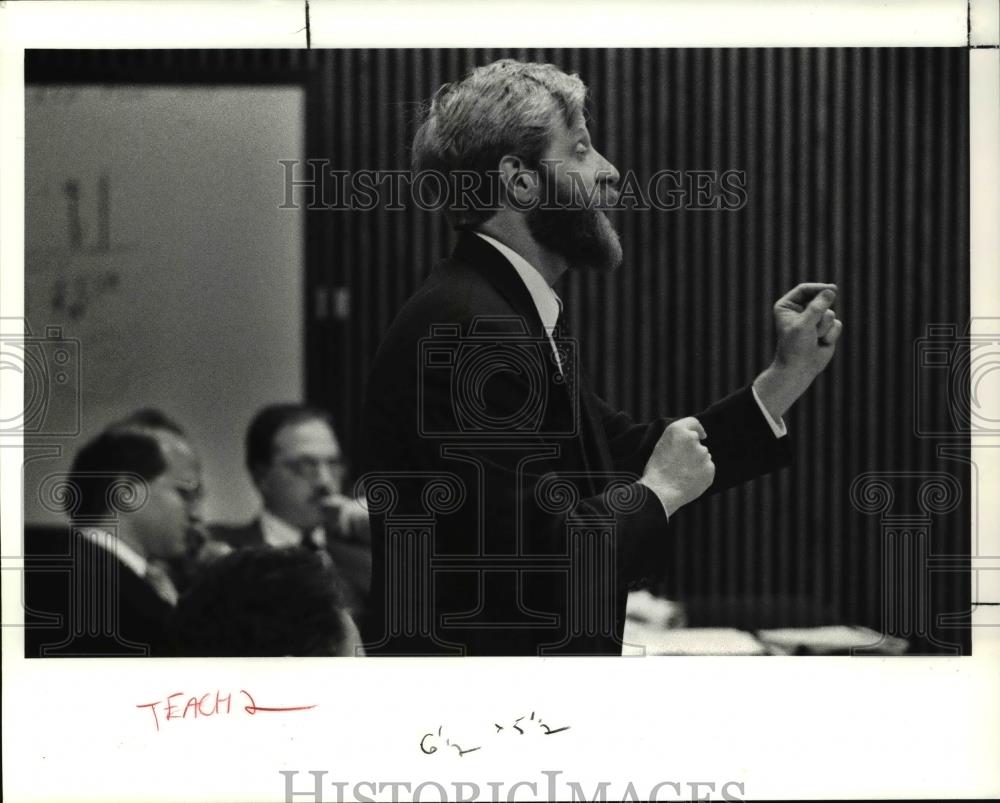 1991 Press Photo Union lawyer Sandy McNair argues a point before Judge Nugent - Historic Images