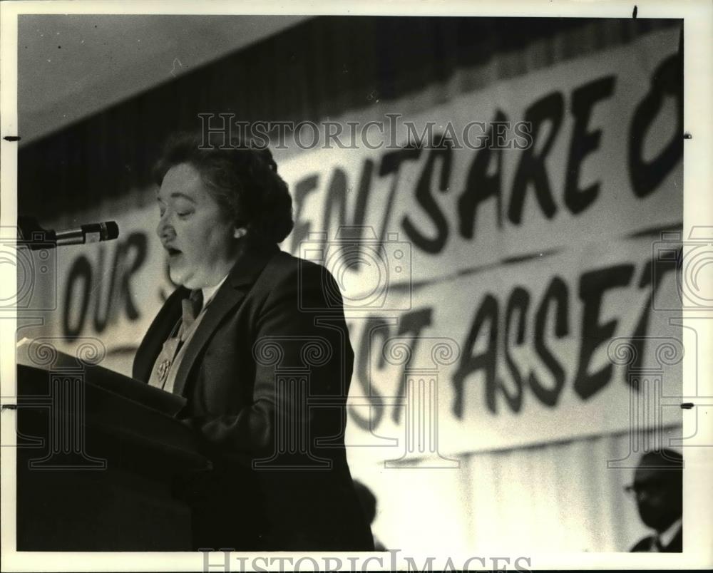 1982 Press Photo Mrs. Katherine McWilliams of Shaker School during board meeting - Historic Images