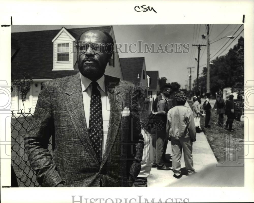 1990 Press Photo Marvin McNickley upsets with protesters on Lakeview Road - Historic Images
