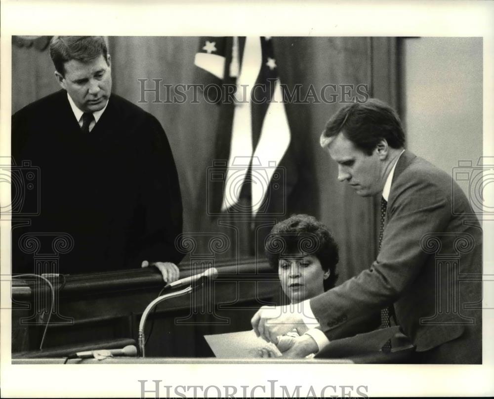 1988 Press Photo Judge James McMonagle &amp; others during Pamella Terrell&#39;s trial - Historic Images