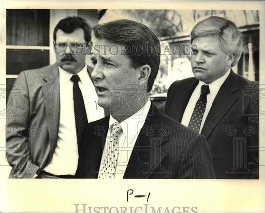 1988 Press Photo Judge James McMonagle & others tour Pamela Terrill's home - Historic Images