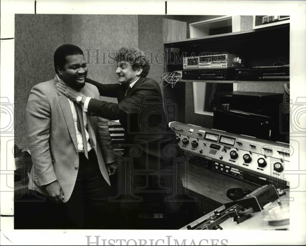 1984 Press Photo John Lanigan goofs off with comedian Jimmy Malone - cva33576 - Historic Images