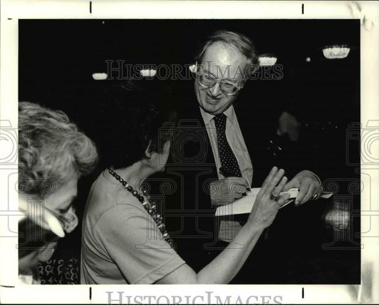 1990 Press Photo John Mortimer at Book & Author Luncheon -Stouffers Tower Hotel - Historic Images