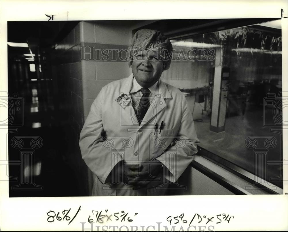 1990 Press Photo Dr Duncan E McVean, VP at Ben Venue Laboratories Inc of Bedford - Historic Images