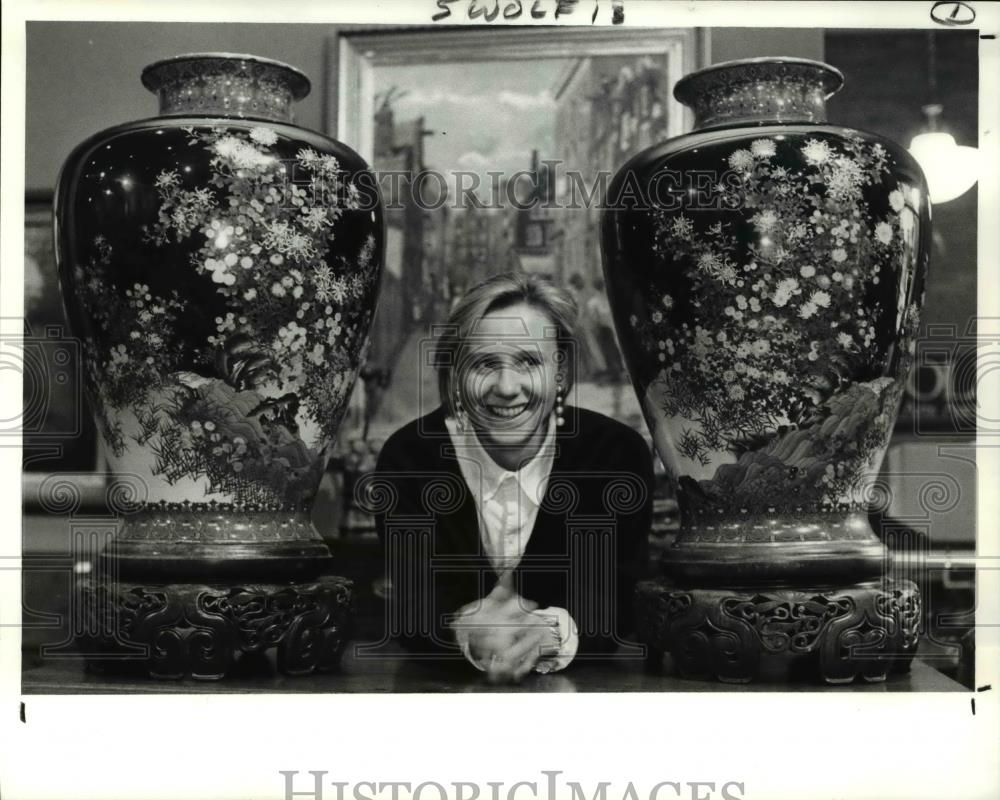 1991 Press Photo Bridget McWilliams &amp; monumental Japanese Cloisonne Vases - Historic Images
