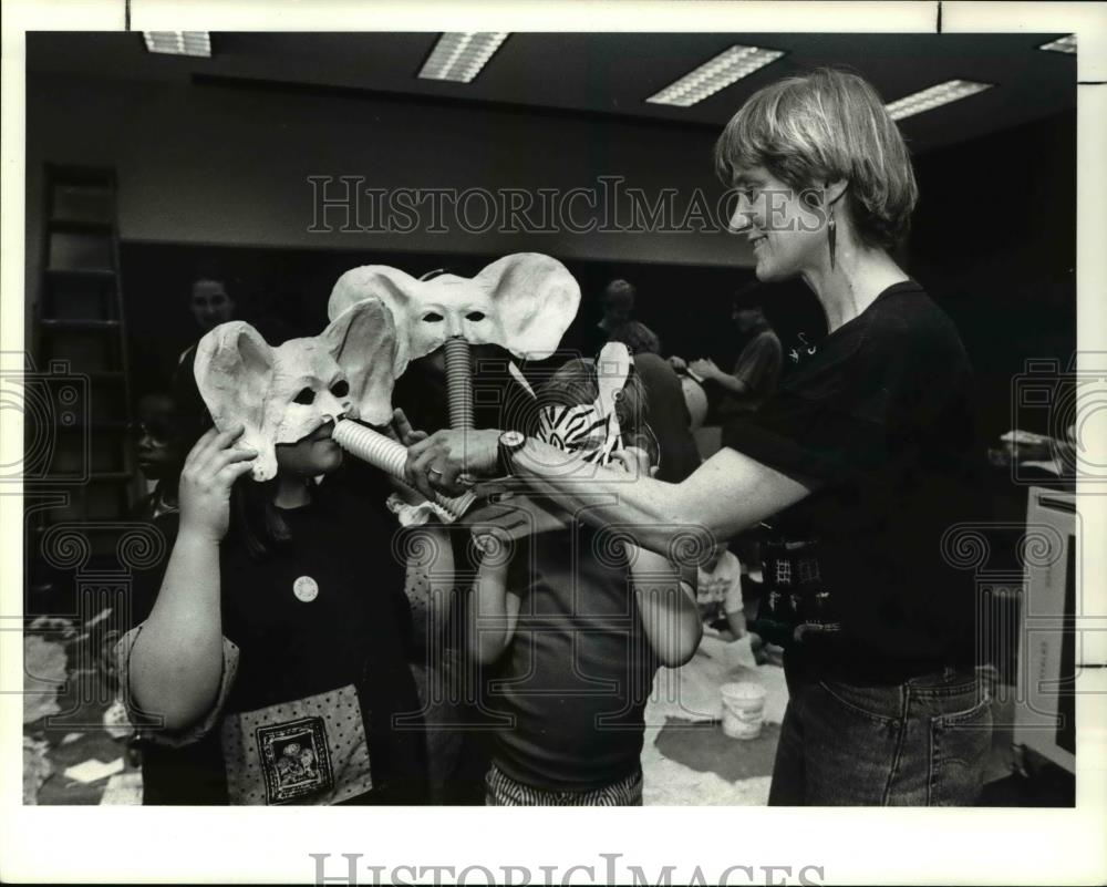 1990 Press Photo Robin Lear adjusts mask for Chesa Sevastopoulos - cva33595 - Historic Images