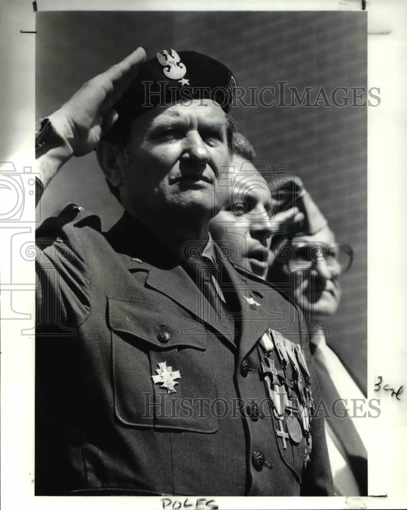 1988 Press Photo Walter Nagorny of Polish Veterans at Alliance of Poles Hall - Historic Images