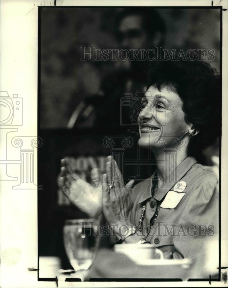 1982 Press Photo Joan Mondale applauds Secretary of State Tony Celebrezze - Historic Images