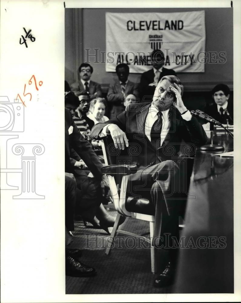 1984 Press Photo Walter Mondale at hearing on the Federal Budget at City Hall - Historic Images