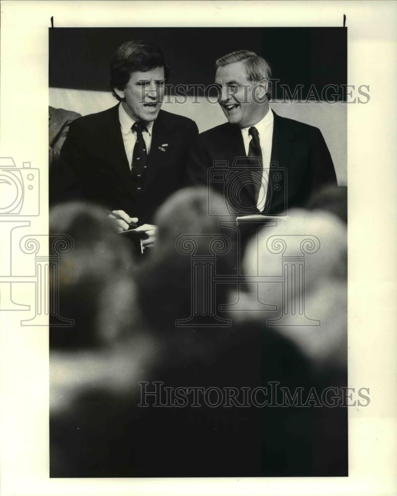 1984 Press Photo Sen Gary Hart &amp; Walter Mondale at Youngstown State University - Historic Images