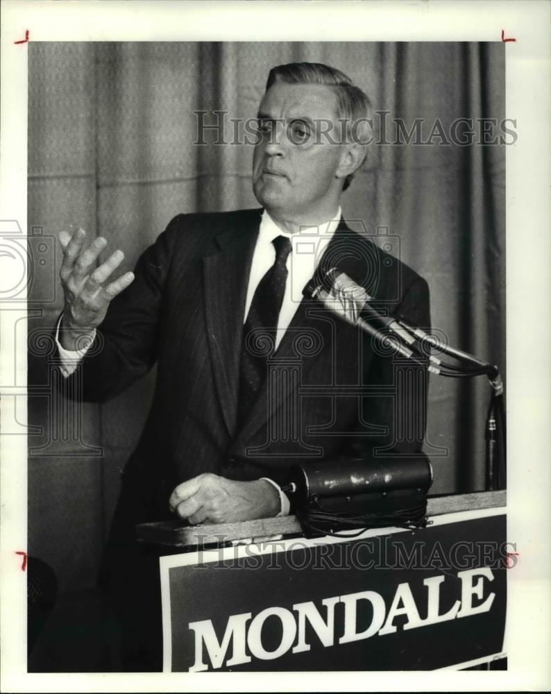 1984 Press Photo VP Walter Mondale at Burke Lakefront Airport - cva33642 - Historic Images