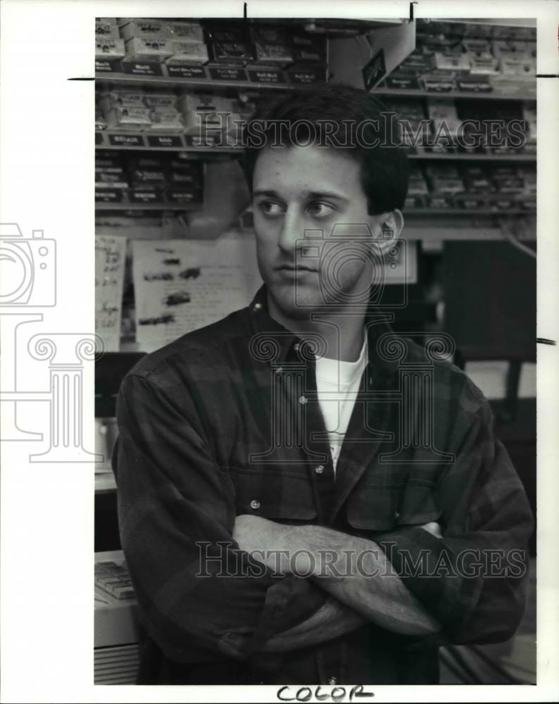 1980 Press Photo Ralph Mayo behind the register in Convenient Store in Kirtland - Historic Images