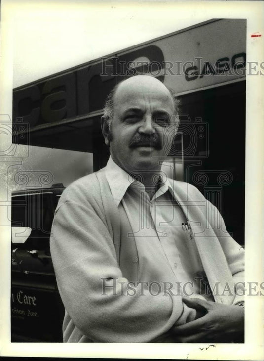 1979 Press Photo Cliff Meager, Pres Refiners Outlet at Care Station - cva33674 - Historic Images
