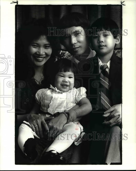 1985 Press Photo Pheng Meas, Cambodian refugee & his wife Ennary & children - Historic Images