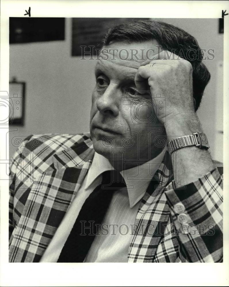 1985 Press Photo Lakewood High School Principal Hugh Meabon - cva33692 - Historic Images