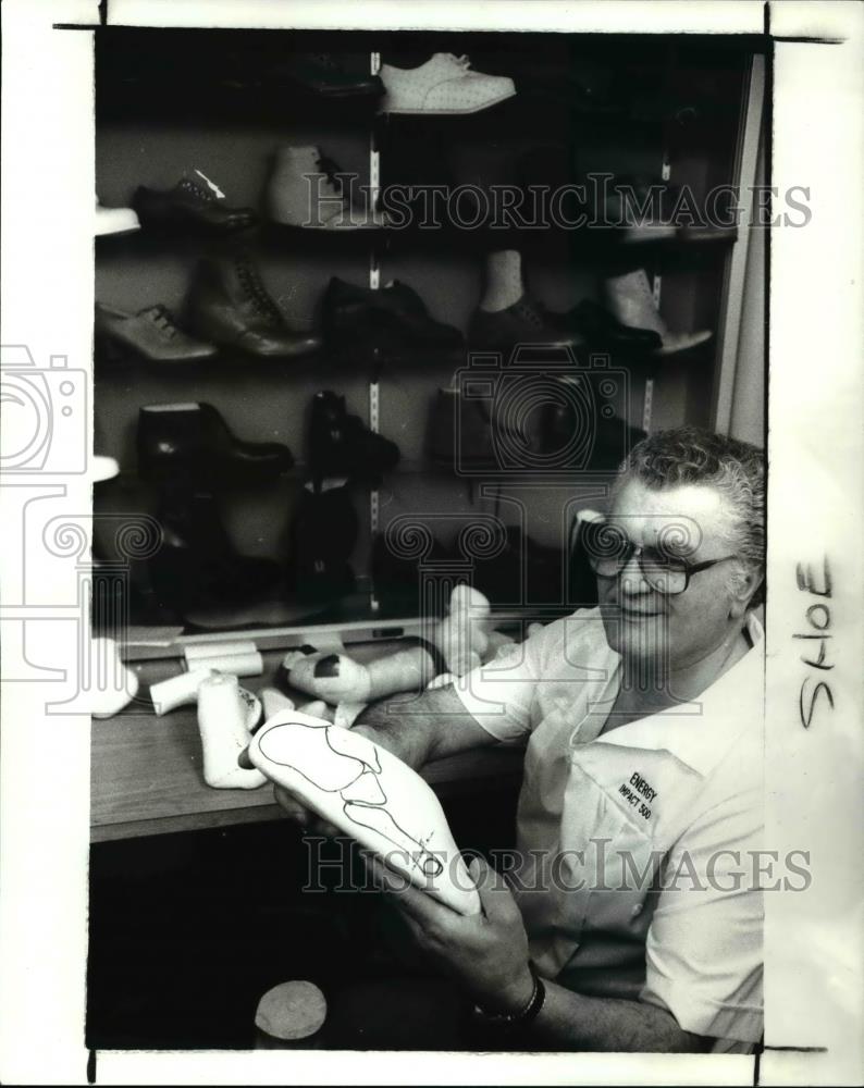1989 Press Photo Niarhos making special shoes for OSU Football star Keith Byers - Historic Images