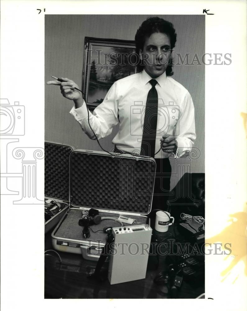 1990 Press Photo Edward Niam Jr, investigations show how he bugs offices - Historic Images