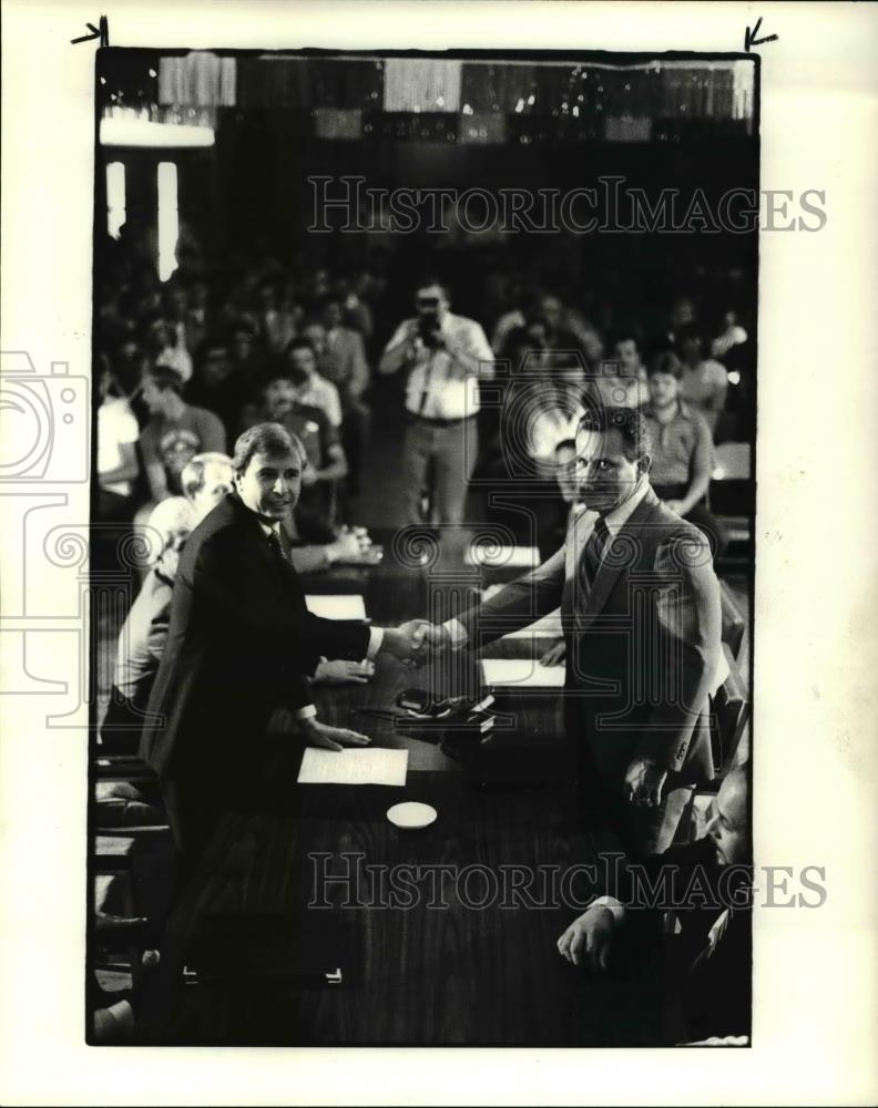 1984 Press Photo Larry L Haid &amp; Harold Nick Nicholas at bargaining session - Historic Images