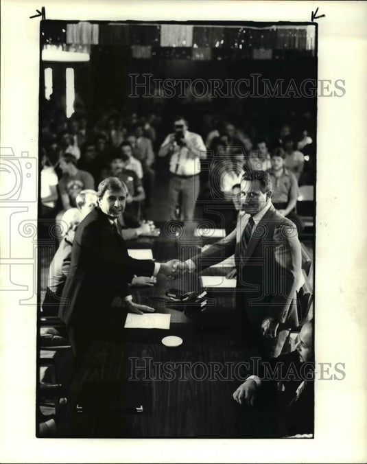 1984 Press Photo Larry L Haid & Harold Nick Nicholas at bargaining session - Historic Images