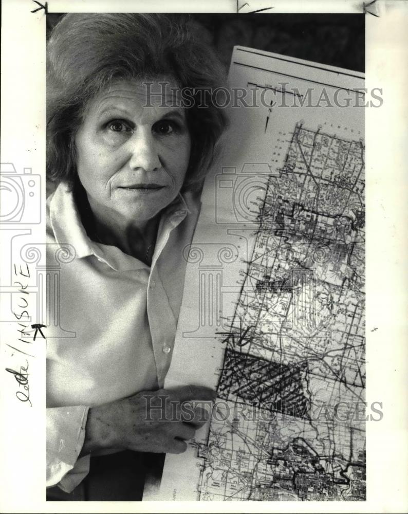 1986 Press Photo Harriet Nied w/ map showing the false division between counties - Historic Images