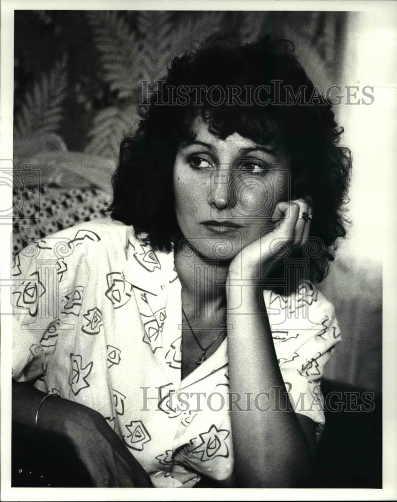 1986 Press Photo Irene Nishnic listens to a discussion- John Demjanjuk case - Historic Images