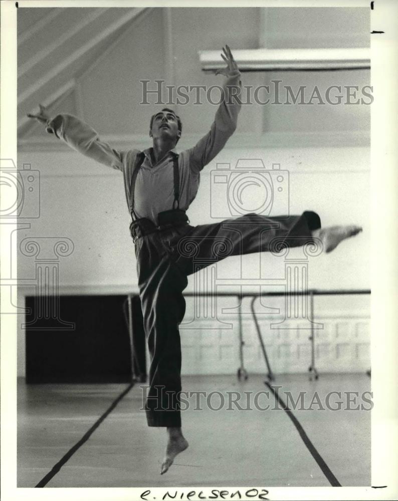 1990 Press Photo Douglas Nielsen rehearses at Mather Mansion on campus of CSU - Historic Images