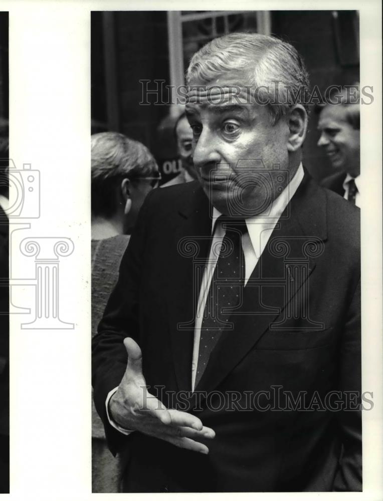 1986 Press Photo Browns owner Art Modell interviewed after memorial service - Historic Images