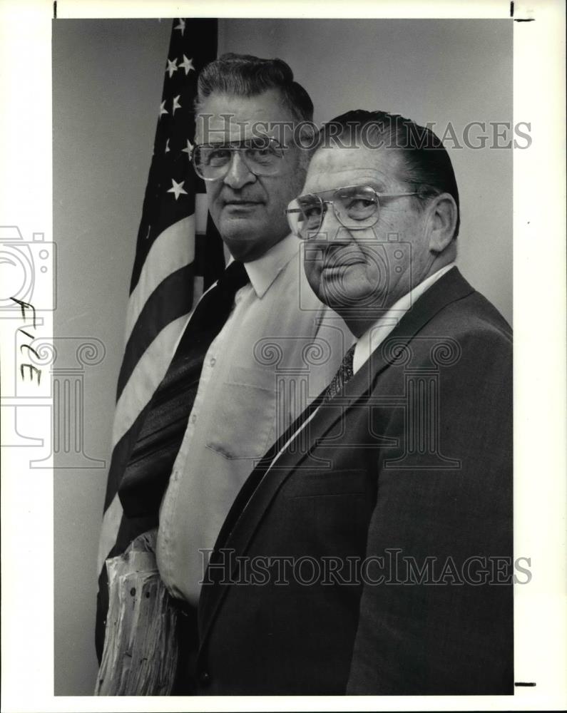 1990 Press Photo Ed Marzec, Wilbur Frederickson, Cuyahoga Veterans Service heads - Historic Images