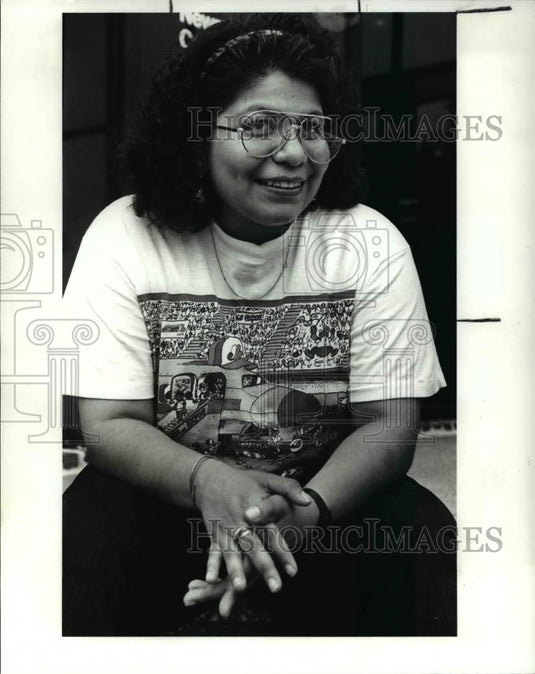 1989 Press Photo Maria Eugenia Martinez smiles as she poses for the photographer - Historic Images