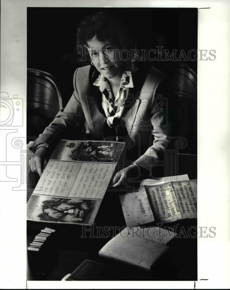 1987 Press Photo Marilyn Mason, Cleveland Library head shows some rare books - Historic Images