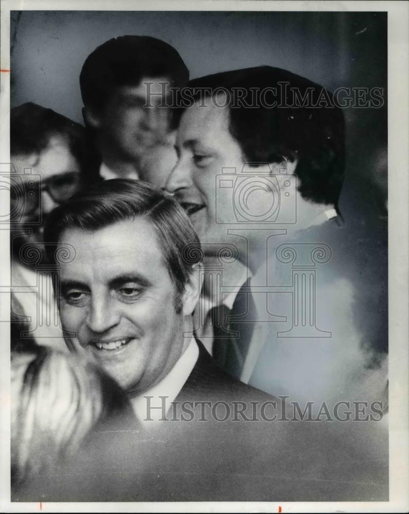 1978 Press Photo Walter Mondale, Richard Celeste greet crowds at the reception - Historic Images