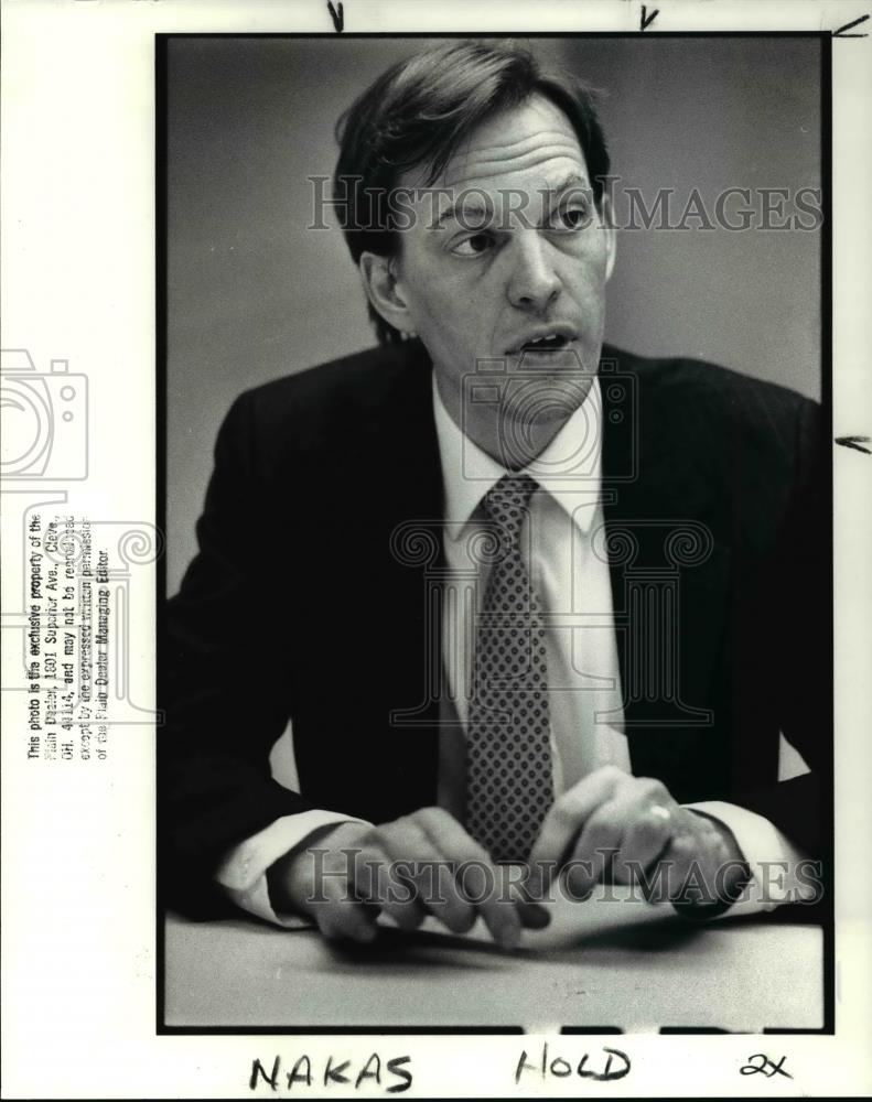 1989 Press Photo Victor Nalas, Information Center manager of Washington branch - Historic Images