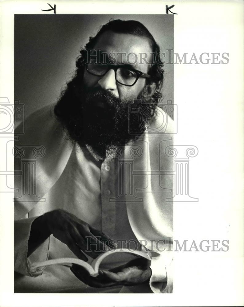 1985 Press Photo Brahmacharya Nandkishore, T.M. people in town to get new devote - Historic Images