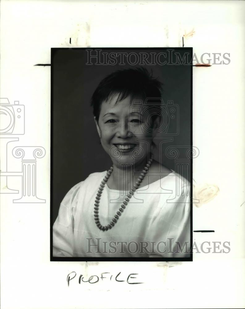 1994 Press Photo Frances Namkoong smiles as she poses for the photographer - Historic Images